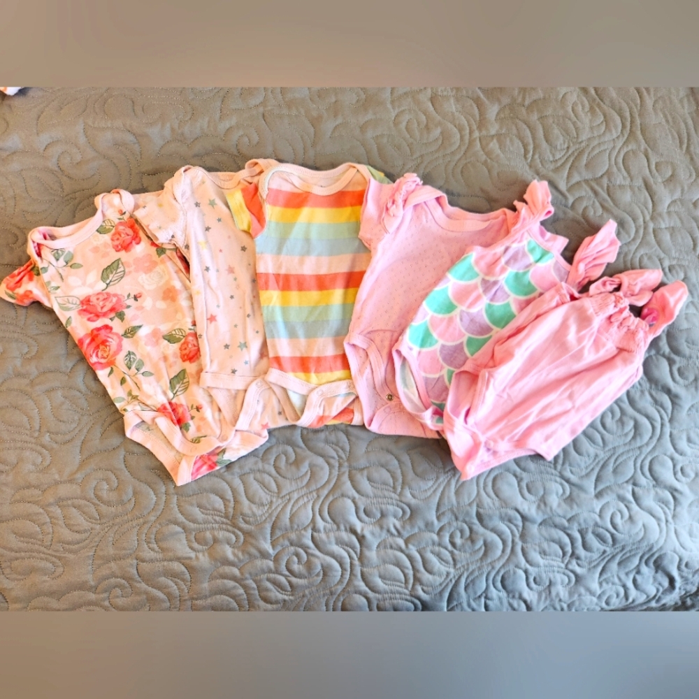 Girls 0-3 Month Onsie Bundle (6 Outfits).